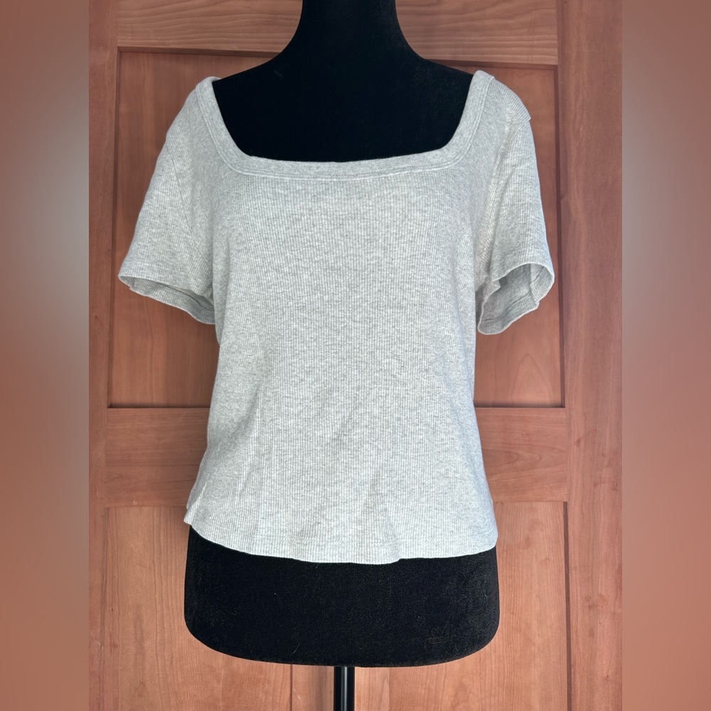Universal Thread Women's Light Gray Scoop Neck Tee
